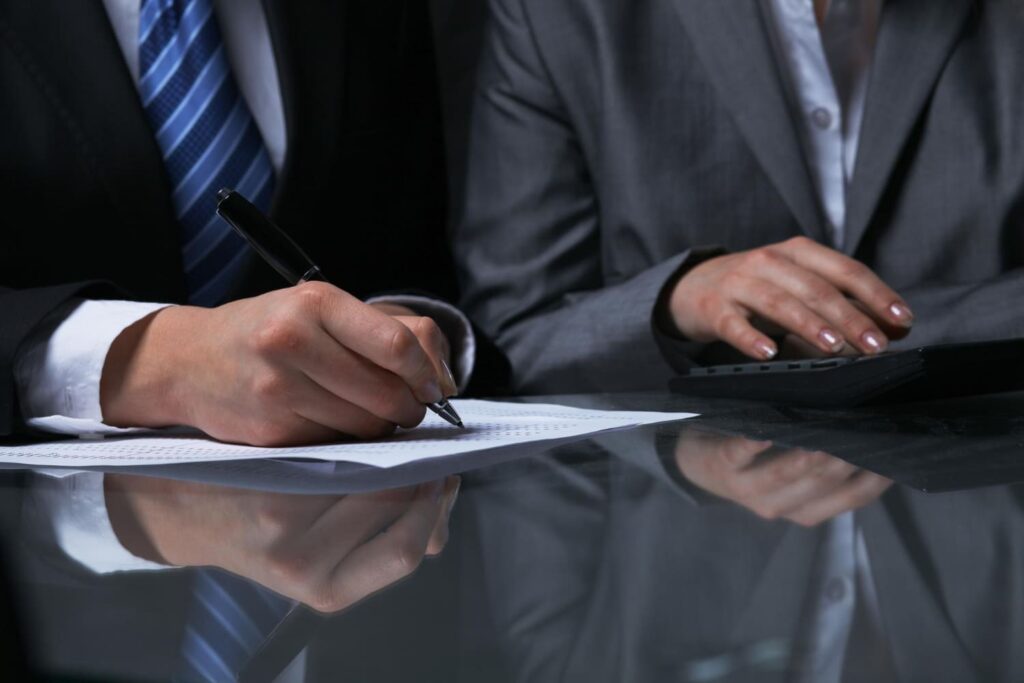 Asesores de Netamente Contable guiando el proceso de constitución de empresas y formalización legal para nuevos emprendedores.