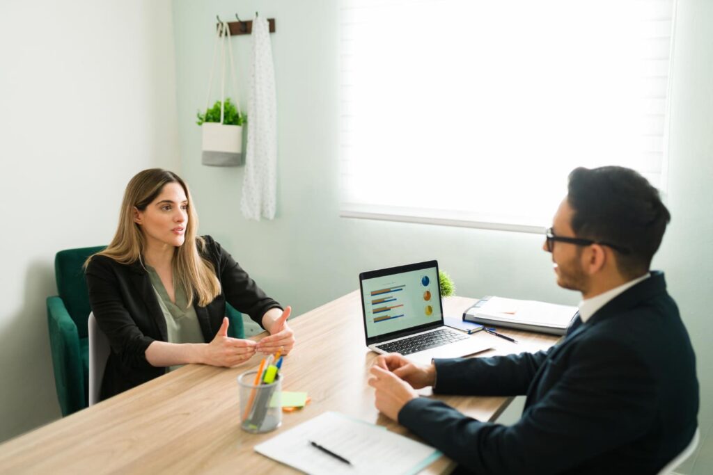 Reunión de asesoría contable y tributaria personalizada para dueños de negocios en las oficinas de Netamente Contable.