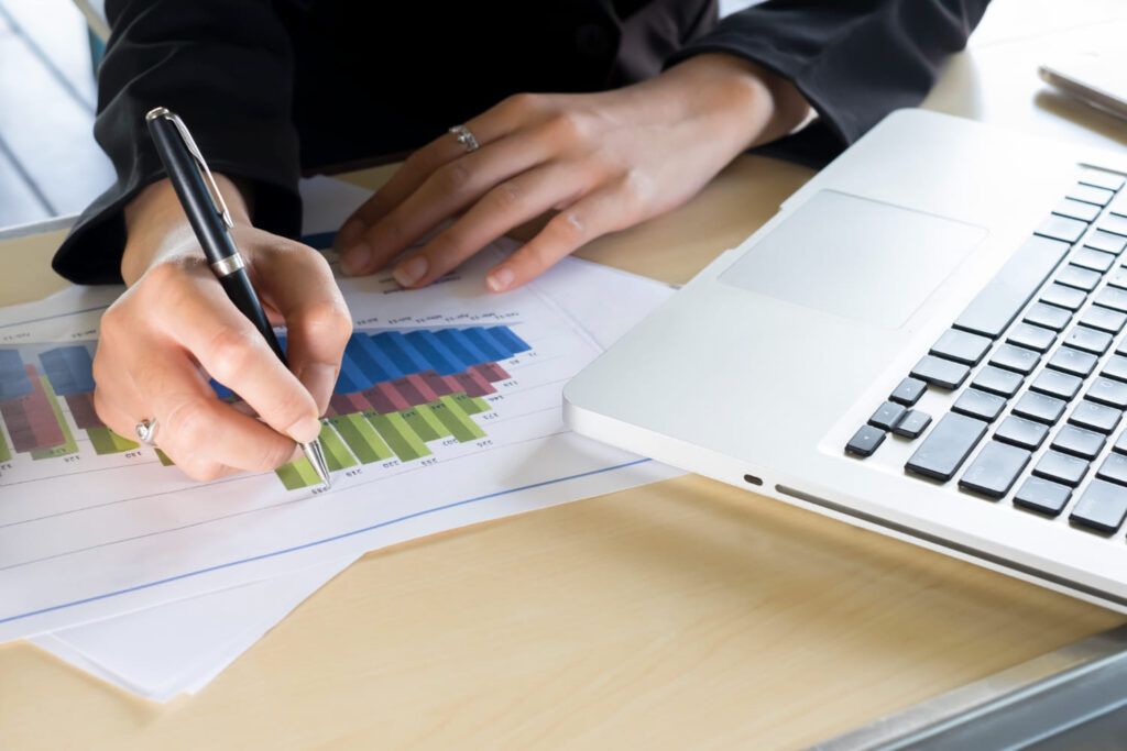 Especialista analizando gráficos de crecimiento financiero como parte del servicio contabilidad externa para una pyme.